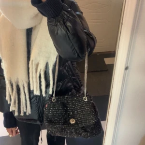 Svart väska från Beck Söndergaard - Säljer min kära Beck Söndergaard 💕 rosa inuti vilket jag ttxker är en väldigt snygg detalj, säljs inte längre  och är väldigt rymlig 