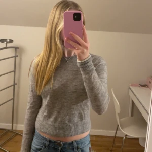Grå stickad tröja från Zara - Jättefin grå stickad tröja från Zara. Tröjan är ganska kort med långa ärmar och är väldigt mjuk. Pris kan alltid diskuteras!🩷🩷