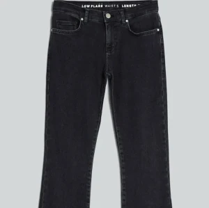 lågmidjade bootcut jeans - nyköpta snygga svarta bootcut jeans med låg midja. Säljer för att de inte satt så snyggt på mig som jag ville ❤️ storlek XS men passar S också och jag är 1,65 cm lång❤️