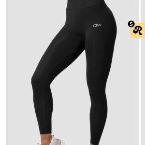 Träningstights - Fina träningstights från icaniwill (ICIW) i deras populära modell ”define seamless tights”. Tightsen passar tyvärr inte mig och är därför endast använda ett fåtal gånger🤍