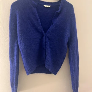 Blå kofta - Säljer en mysig blå kofta från Cubus. Knappt använt och är mycket bra skick. 