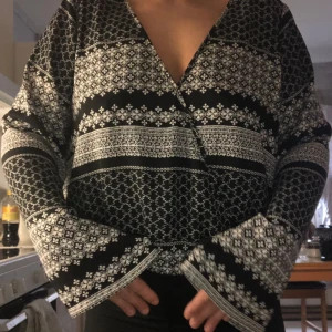 Svart och vit mönstrad omlottblus - Skit snygg blues som är ifrån gina 