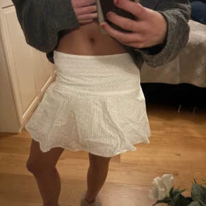 Vit kortkjol med volang - Söt vit kortkjol med volangdetaljer från hm. Aldrig använt, nyköpt