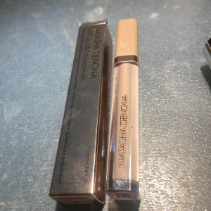 Natasha Denona Hy-Glam Concealer i P1 Originalpris 499 med shipping - Natasha Denona Hy-Glam Concealer i en elegant förpackning. Denna concealer har en ljus nyans och kommer i en stilren, genomskinlig tub med beige lock. Perfekt för att dölja ojämnheter och ge en jämn hudton. Den är helt ny, helt otestad, kommer med förpackning såklart, har online kvitto såklart