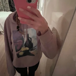 Lila hoodie med tryck - Säljer en lila/rosa hoodie från monki med tryck. Den är jätteskön o mysig. Stl s.💜🩷