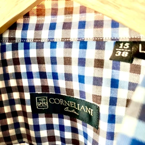 Rutig skjorta från Corneliani - Helt NY lyxskjorta från fina Corneliani!   Köpt för liten! Den är ca Medium Det står 15/38 men är mer som 39-40 i krage Lagom till kille 176-178 cm 75-79 kilo   Nypris 3500 sek   Säljs pga fel storlek, aldrig använd, klädesmärkeslappen sitter kvar, orörd.   Finns att hämta på Södermalm, har flera skjortor, kavajer som läggs upp med, se fler annonser vid intresse!   Vid snabb affär kan pris sänkas!   Tack !