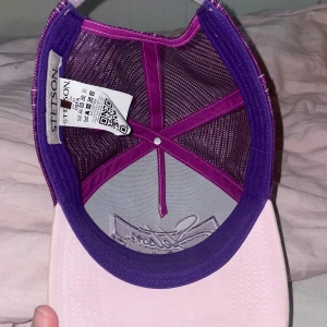 Keps  - Denna keps är använder lite sliten men fortfarande snygg köpt för 300 priset går att förhandla