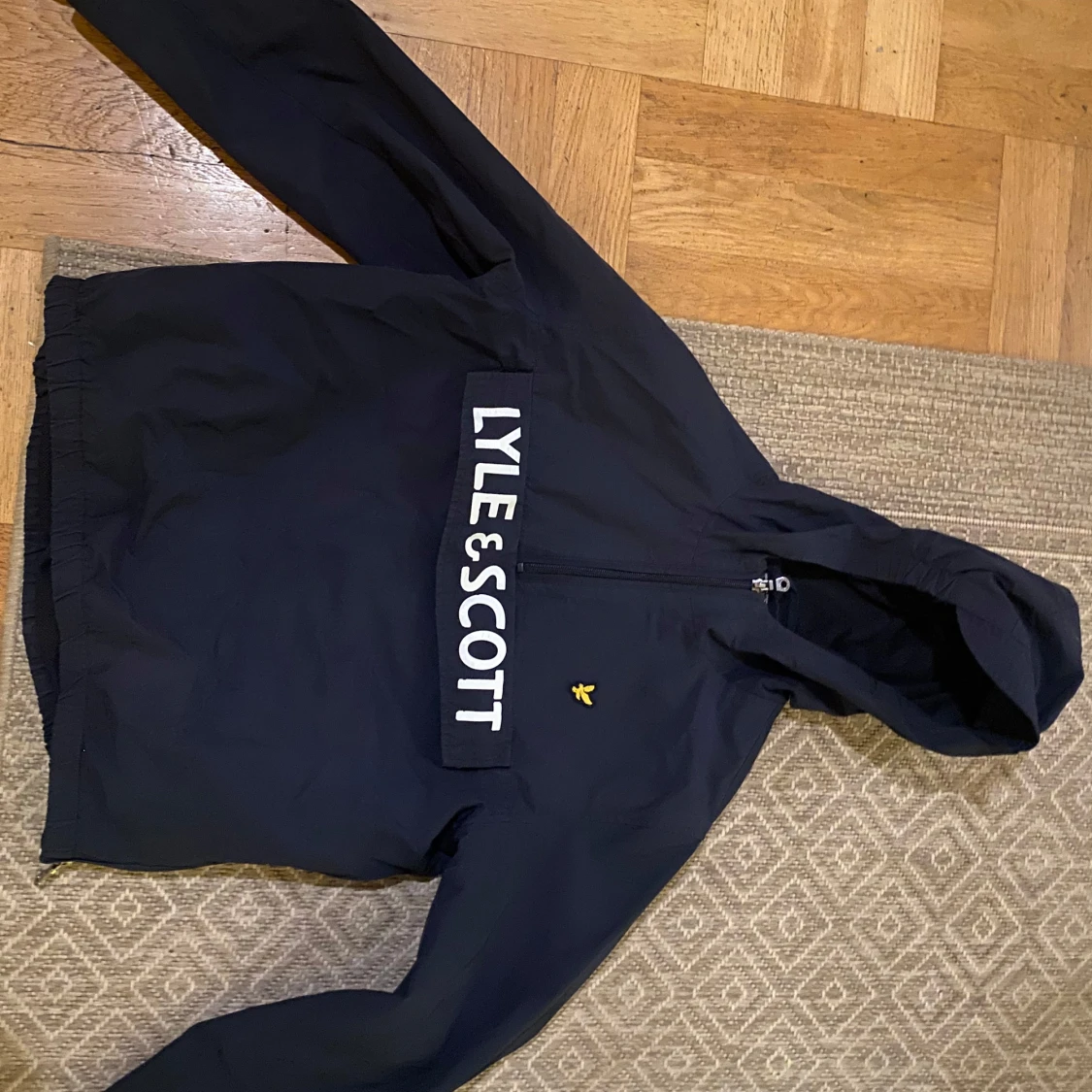 Svart vindjacka från Lyle & Scott