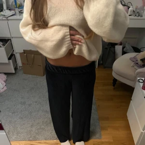 Mjukisbyxor - Ett par mörk blå, pösiga mjukisbyxor i ett refflat velourmaterial som är jättemysigt. Är i barnstorlek 158/164 men passar bra ifall du är kort!💗