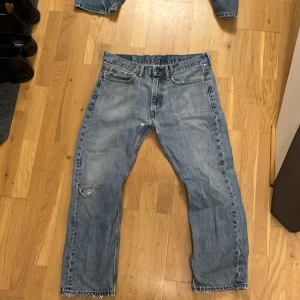Vintage Levi 505 - Säljer ett par klassiska blå Levis jeans med slitna detaljer