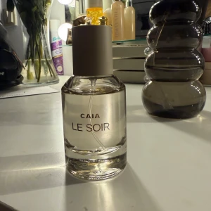 Parfym Le Soir från CAIA - Första är hårprfym, och den som de inte är så mycket kvar i är vanlig parfym, dom är i samma doft och den med lite parfym kvar i går stt köpa med för 20kr💕