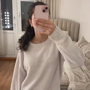 Vit ribbad tröja - Säljer en stilren vit ribbad tröja med långa ärmar. Perfekt för en avslappnad look. Tröjan är mjuk och bekväm, idealisk för kyligare dagar.
