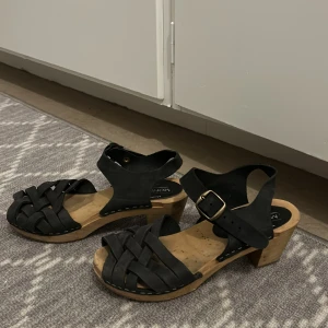 Moheda skor  - Snygga svarta moheda sandaler med  klack. Perfekta för sommarens alla tillfällen🌸
