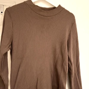 Brun ribbad tröja - Säljer en stilren brun ribbad tröja med långa ärmar. Knappt använd. säljer för 60 kr 🤎
