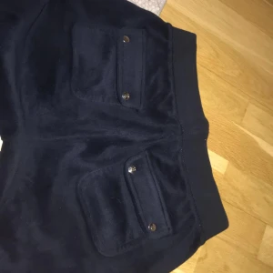 Juicy byxor nightsky  - Säljer min fina juicy byxor i färgen nightsky fickor och snörning i midjan. Perfekta för en avslappnad stil. Och de är i Xs