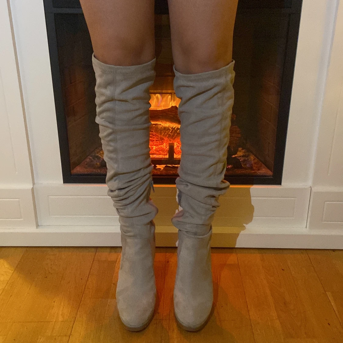 Grå overknee stövlar med klack