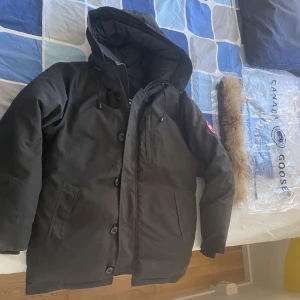 Canada Goose jacka  - En riktigt snygg och varm canada Goose jacka perfekt nu inför vintern.