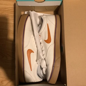 Vita Nike SB chrone 2 sneakers - Väldigt snygga Nike SB dojor! Dem är nästan helt nya och bara använda ett fåtal gånger. Jag tänker 500 men kan köra på 400 vid snabb affär! 