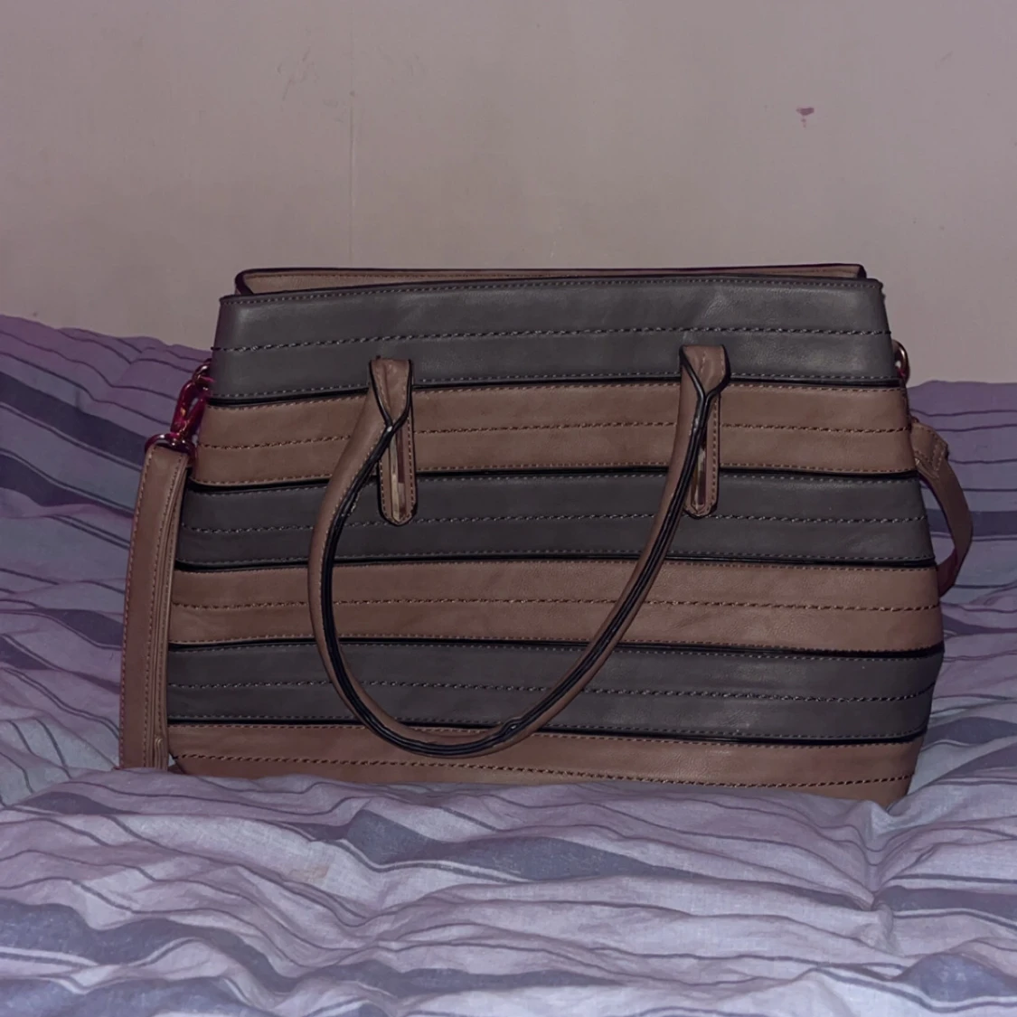 Brun och svart randig axelväska