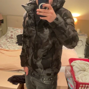 Camouflage pufferjacka från Superdry - Säljer denna feta camo jackan. Den är unik som fan och är för dig som vågar sticka ut. Kan inte räkna hur många komplimanger de här jackan har fått. Den ända defekten är att zippern strular lite men den går fortfarande att dippa upp hela vägen. 