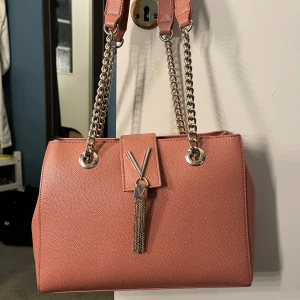 Rosa axelväska med kedjedetaljer - Snygg gammelrosa handväska från Mario Valentino. Använd en gång och är som ny.