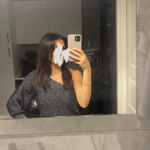 Svart glittrig tröja med en arm - Snygg svart glittrig tröja med en arm. Den är så så snygg att ha till en ute kväll eller nyår till och med🩷 Den är köpt från mango