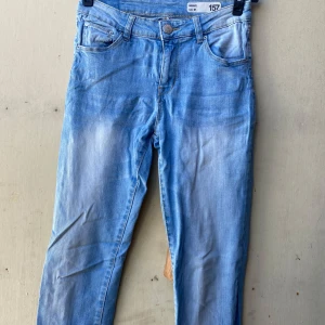 Blå skinny jeans från 157 - Säljer ett par snygga blå skinny jeans från 157 i storlek M. De har en klassisk femficksdesign och en bekväm passform. Perfekta för både vardag och fest! 💙