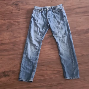 Blå jeans från Jack & Jones - Säljer ett par snygga blå jeans från Jack & Jones. Det är modellen Glenn. De är helt nya nästan, använt de 1 gång typ. Säljer då jag inte var helt nöjd med passformen