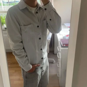 Overshirt skjorta  - En overshirt skjorta med knappar köpte den på Plick men det var lite stor så säljer den igen priset kan diskuteras 