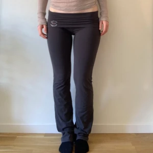 Hollister byxor - Säljer ett par super fina flared leggings med foldover från hollister. Midjemåttet rakt över är 37cm men de är stretchiga. Innerbensmått är 85cm. Hör gärna av er ifall ni har några mer frågor!💗