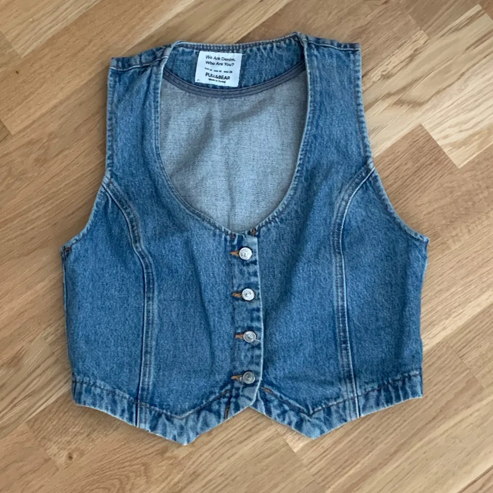 Cute cropped denim vest, perfect for layering or on its own! size M but fits S.. Toppar.