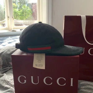 Gucci keps  - Hej säljer min helt nya Gucci keps köpt i Gucci affären i Stockholm. Köpte för 4600 aldrig använd. Pris kan diskuteras!   Kan posta annars finns o hämta i gbg 
