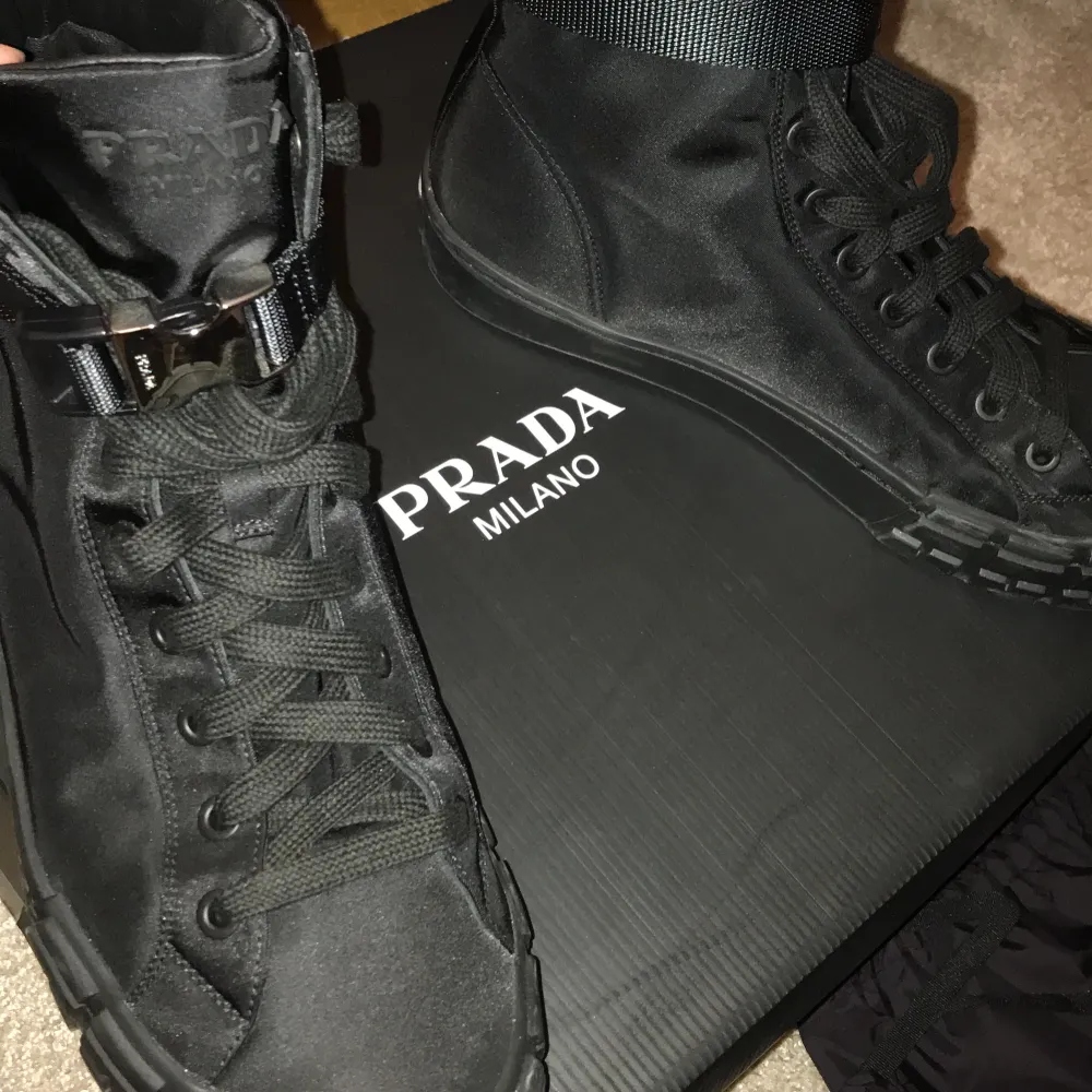 High top prada skor i mycket bra skick.   Använda kanske 2-3 gånger tidigare och säljs för ett väldigt bra pris! Passa på!  Mvh . Skor.