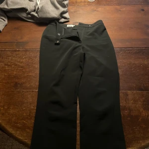 Kostymbyxor  - Kostymbyxor from NAKD. Köpta för ett tag sen med bootcut. Snygga och fortfarande fräscha.