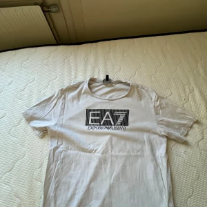 Ea7 t-shirt - Vit EA7 t-shirt Använd  Ganska tunn i materialet Stl 160