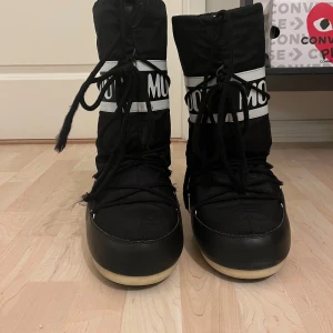 Moonboots - Svarta moonboots välanvända men fungerar som nya. Lite slitna det finns bilder.