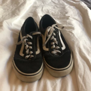 Vans storlek 37💓 - Bra skick💗,lite smutsiga men väldigt fina💗pris kan diskuteras vid köp💗