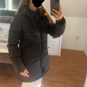 Äkta Parajumper jacka - Köpt på  Kidsbrandstore på emporia 2021 för 6000kr. Använd QR koden på bild tre för att bevisa att jackan är äkta. Det tillkommer ett svart mräke man kan sy in samt fler knappar. Tror ej att jag har kvitto kan visa kontoutdrag. fler bilder?kom privat