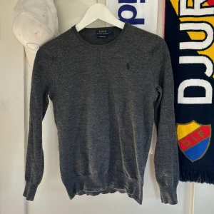 Polo Ralph lauren merino ull tröja  - Ralph lauren merino ull tröja köpt för: 2,2 från raffe, den är storlek s men skulle säga mer xs-xxs är 174 Ish o den sitter litet