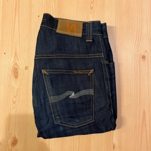 Nudie jeans Raw denim - Ett par sjukt snygga nudie jeans | jeansen är raw denim vilket innebär att de fadear övertiden | midja: 38 längd: 95