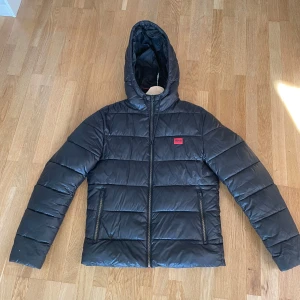 Hugo boss jacka - Tjenare släjer då min Hugo boss jacka. Nypris 3300kr säljer min för 999 kr. Passar både S och M. Skick 8/10 hör ev er vid frågor eller funderingar. Pris går att diskutera.