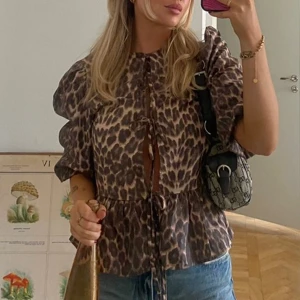 Leo knytblus - Mycket fin, trendig blus med rosetter i leopardmönster. Som ny!