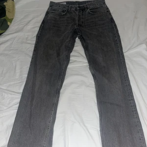 Zara jeans straight fit - Zara jeans gråa. Sitter ganska baggy på mig jag är 16 år längd 179cm och väger typ 60. Använda i bra skick