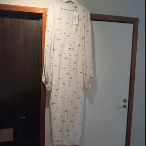 Adoore - Positano Dress - Ny Adoore Positano Dress med alla lappar kvar i storlek 40. Liten i storleken så passade inte mig, tyvärr glömde jag skicka tillbaka den i tid. 