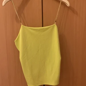 Neon-linne💗 - I bra skick, syns inte men banden är väldigt långa så man kommer få ha öppen rygg💗