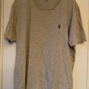 Ralph Lauren customfit grå T-shirt stl XXL - Bara använd några gånger och den är i mycket fint skick, inget att anmärka på. Unisex, normal i storleken.