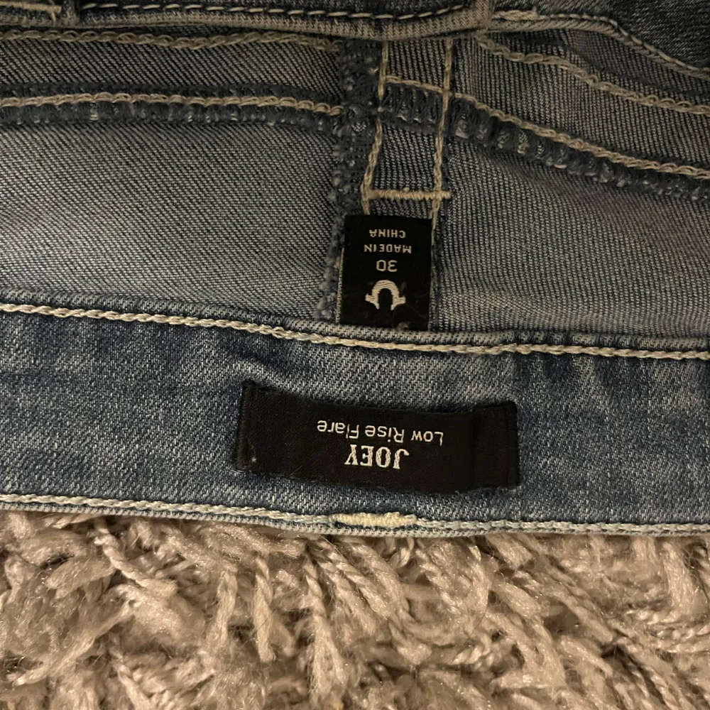 Kan byta mot något annat vid samma pris!❤️Hej, jag tänkte sälja mina true religon jeans då jag köpte dom i fel storlek, storleken är 30 och jag tänkte sälja dom för 950kr då dom är använda 2 ggr bara, priset kan diskuteras, köpte dom för 1299kr❤️. Jeans & Byxor.