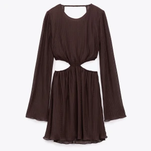 Zara klänning - Brun kort klänning från Zara med cut-outs och öppen rygg i storlek S! Aldrig använd med prislapp kvar! Säljs för 150kr (ordinarie pris 359kr)💕