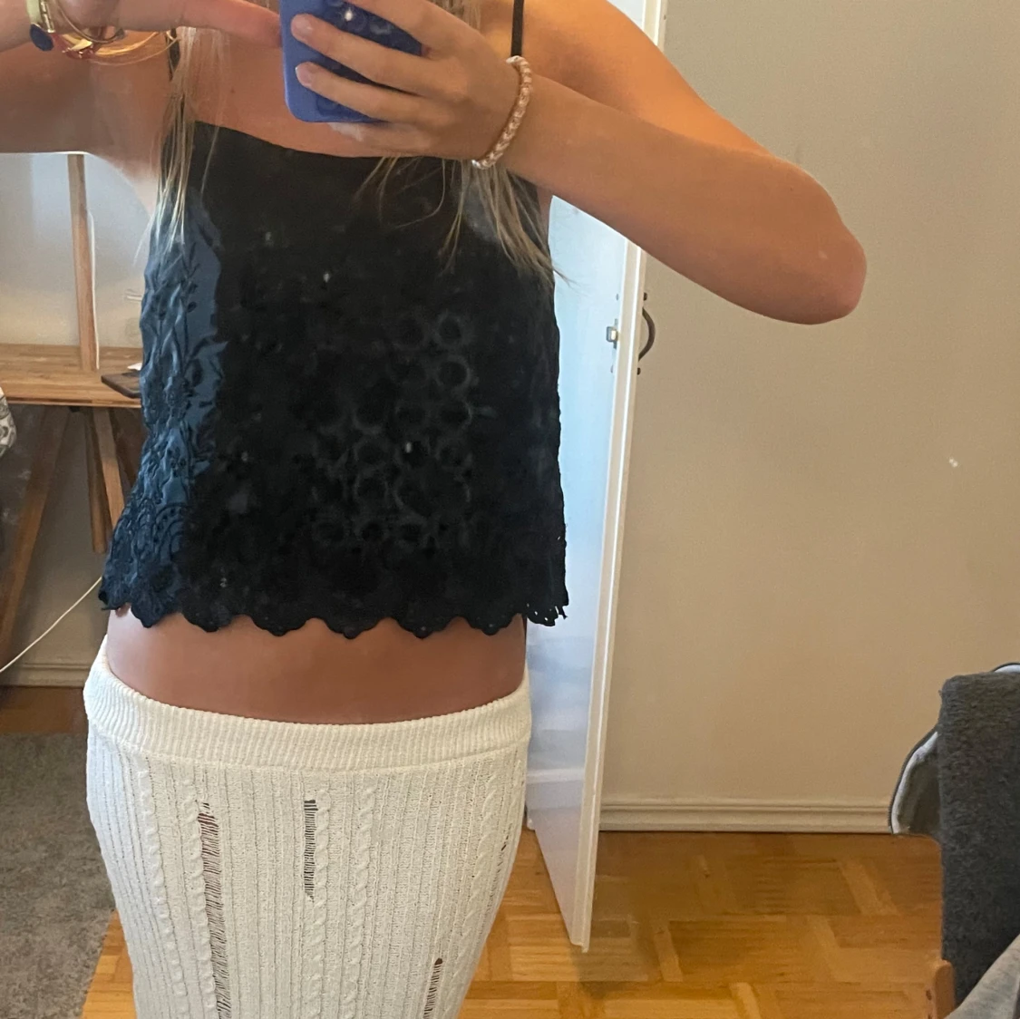 Söt svart topp med spetsdetaljer - 90