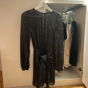 Prickig klänning  - Svart prickig klänning